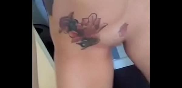  Mujer tatuada se desnuda para mi